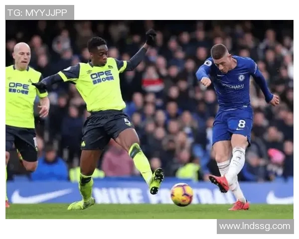 足球球星激烈对抗中惊险瞬间引发赛场安全关注 足球球星激烈对抗中惊险瞬间引发赛场安全关注