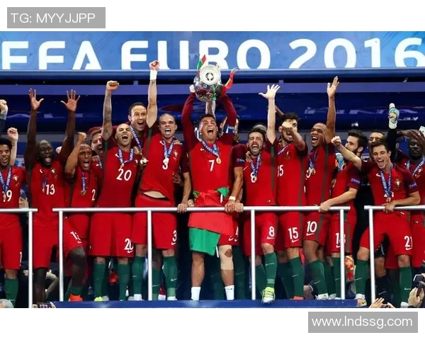 八十年代足球巨星回顾:激情岁月中的经典瞬间与传奇人物 八十年代足球巨星回顾:激情岁月中的经典瞬间与传奇人物