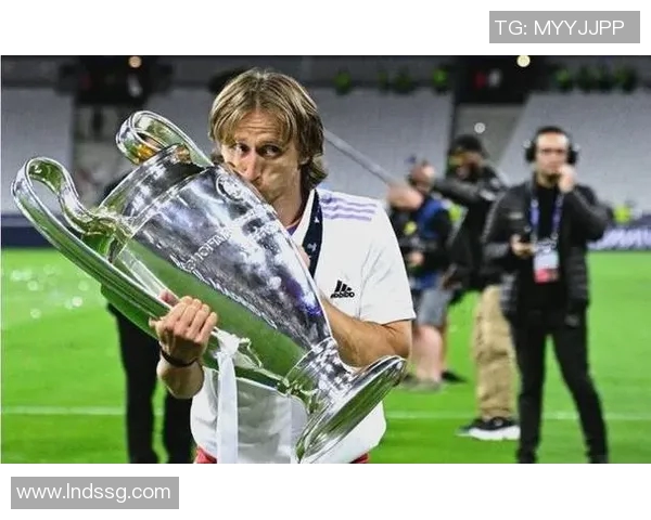 皇家马德里足球队球星风采揭秘 一览众多传奇人物的辉煌历程与贡献