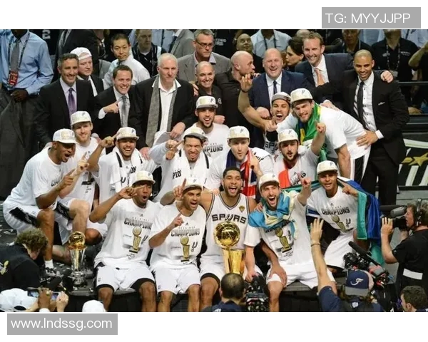 足球巨星与背后团队的协作与支持如何成就辉煌职业生涯