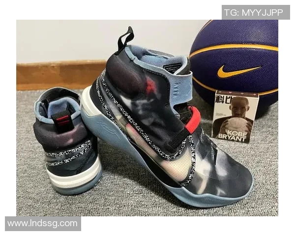 球星常穿的足球鞋品牌与款式分析助你了解专业球员选择的秘密 球星常穿的足球鞋品牌与款式分析助你了解专业球员选择的秘密