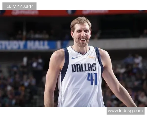 足球传奇罗纳尔多荣光再现精彩瞬间引领球迷热血沸腾