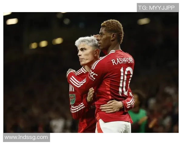 足球球星之间深厚友情揭秘与他们场外默契合作的故事 足球球星之间深厚友情揭秘与他们场外默契合作的故事